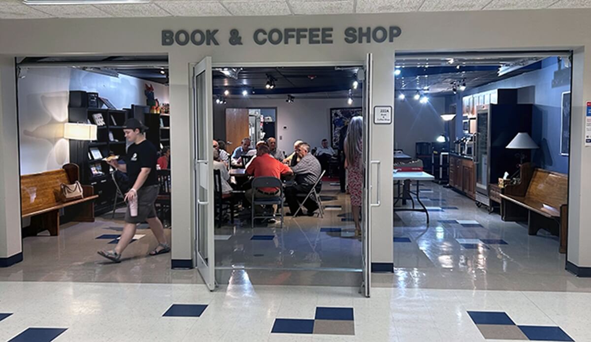 사진은  8월 9일 주일 캔자스주 올레이쓰에 있는 그레이스교회 교인들이 북앤커피숍(Book & Coffee Shop)에서 예배 후 담소를 나누는 모습이다. 금요일 저녁이면 북앤커피숍은 모닥불연합감리교회가 운영하는 한식당 ‘더 테이블(The Table Korean Cuisine)’을 찾은 손님들로 북적이는 한식당으로 변신한다. 김응선 목사(Thomas E. Kim), 연합감리교뉴스.
