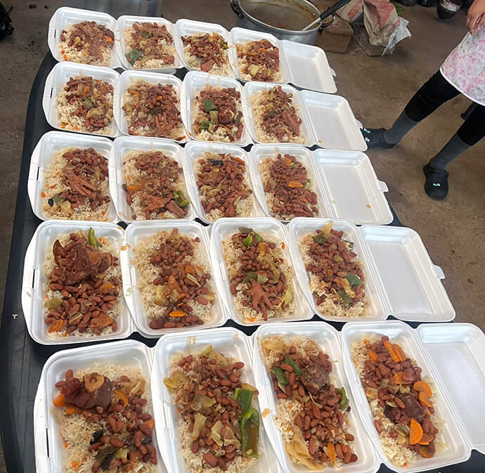 Bens alimentares que constituem o cabaz distribuído aos beneficiários da acção humanitária dos jovens. Foto de Silvania Mucale. 