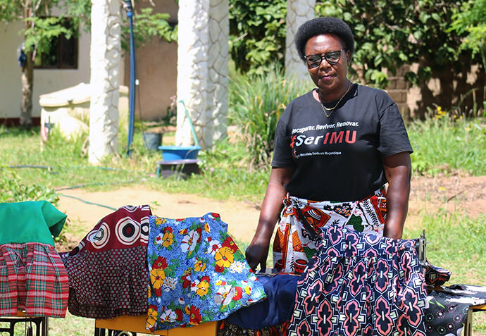 Clara Come, Secretária da organização mostrando a exposição de roupa feita pelas mulheres em Katembe - Foto de Roque Facela. 