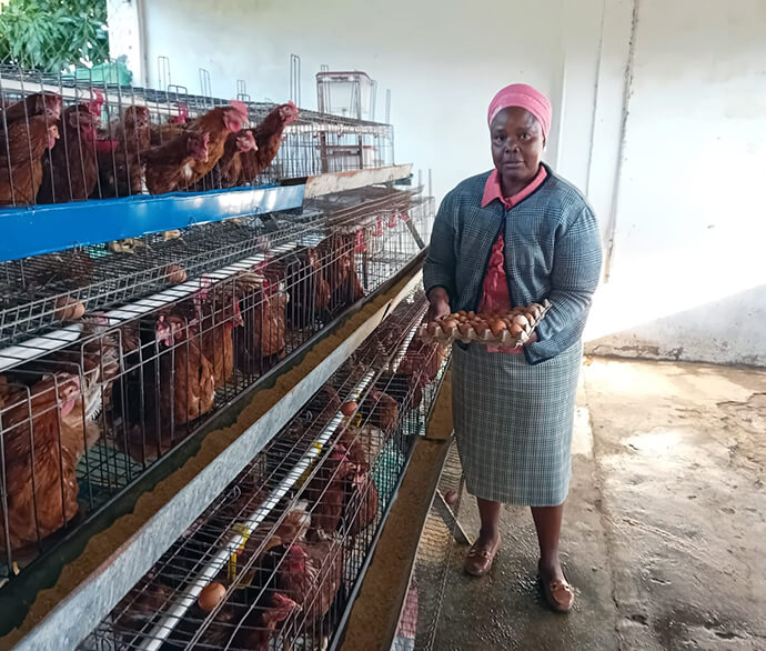 Reverenda Adelina Chilundo, Secretaria Executiva das Mulheres da Conferência Anual de Moçambique Sul exibindo ovos produzidos pela organização de Mulheres Metodistas Unidas- Foto de MMU. 