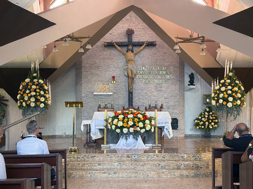 Los participantes en la reunión del Concilio Metodista Mundial tuvieron la oportunidad de visitar la Capilla del Hospital Divina Providencia, lugar donde fue asesinado el Obispo Oscar Arnulfo Romero por su compromiso con la paz, la justicia y la libertad del pueblo salvadoreño en tiempos de dictadura. Foto cortesía de Laura Brewster, Conferencia Anual Río-Texas.