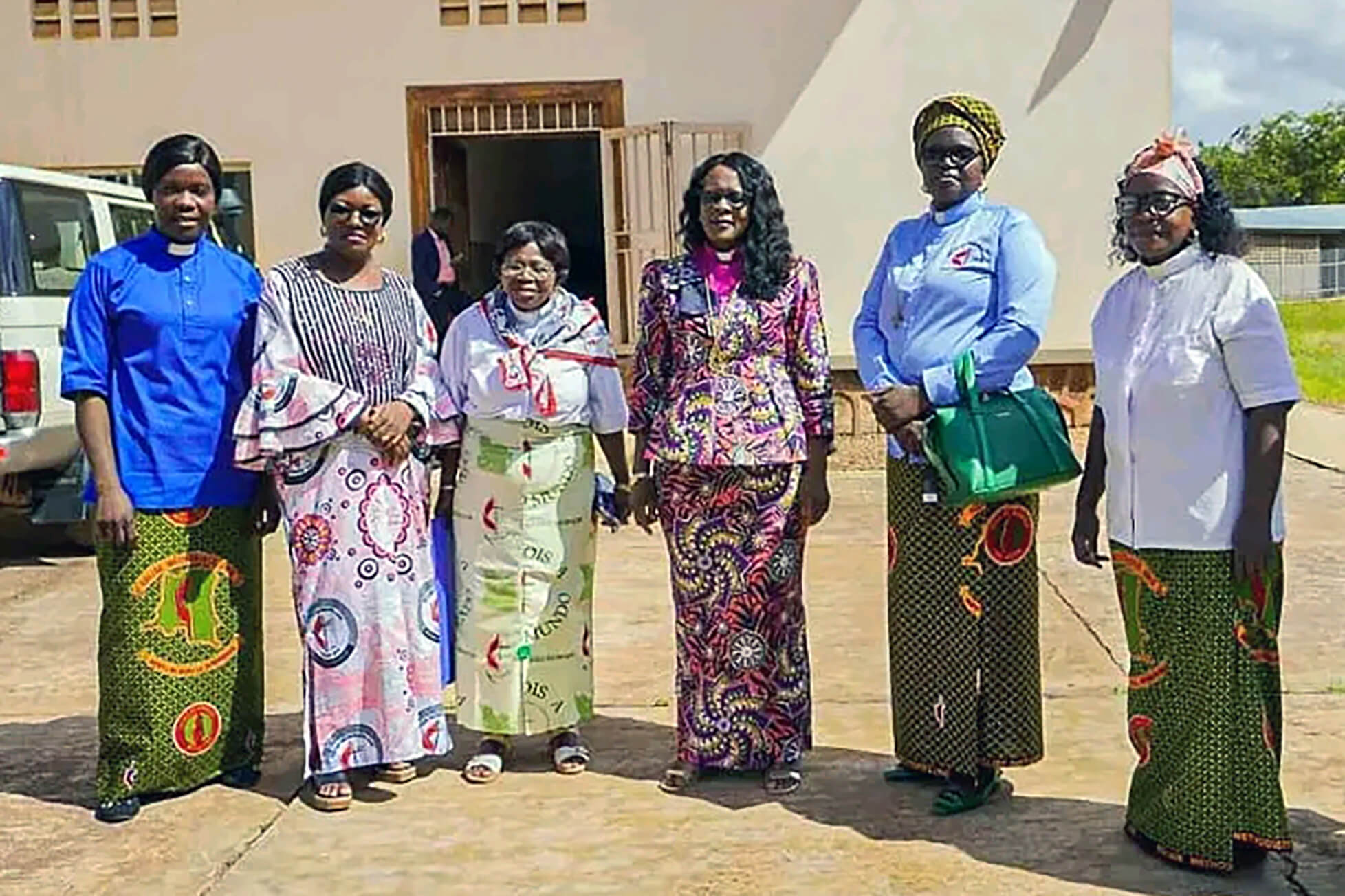 Des femmes pasteures réunies dans l'église du district ecclésiastique de Jérusalem, à Lubumbashi, suivent attentivement une séance d'étude biblique et de prière. Venues de cinq conférences annuelles de la région épiscopale, environ 85 participantes se sont rassemblées pendant deux jours pour prier pour le ministère de l'évêque Mujinga Kashala Marie-Jeanne et échanger sur le rôle des femmes dans l'Église. Photo de Christian Kasweka, UM News.