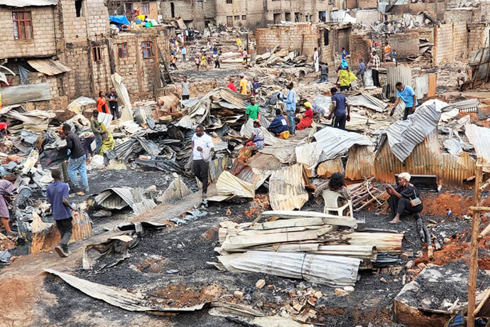 Moïse Mwango Numbalanga se tient au milieu des décombres du quartier d’Irambo 1 après un incendie meurtrier qui s’est déclaré dans la nuit du 20 au 21 septembre à Bukavu, au Congo. La catastrophe a détruit plus de 500 habitations et fait au moins cinq morts, ce qui a incité les responsables Méthodistes Unis locaux à évaluer les besoins prioritaires en matière de nourriture, d’abris et de kits d’hygiène. Photo gracieusement fournie par le Bureau de Gestion des Catastrophes de la Région Épiscopale du Congo Est.