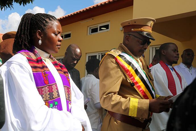 Directora de Educação, Reverenda Emilia Cobane, líder tradicional e outros no acto de dedicação da Maternidade. Foto de Roque Facela.
