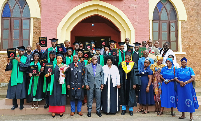 Estudantes finalistas, corpo docente, familiares, oficiais da Conferência Anual do Leste de Angola posam em foto de família após o culto de outorga de diplomas no Quessua, Malanje. Foto de Jõao Nhanga, Noticias MU. 