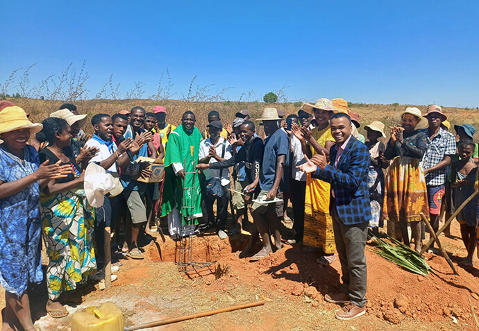 Global Ministries missionary the Rev. Eric Kalumba Nkulu (center in green robe) celebrates with United Methodist faithful in Ankijabe, Madagascar, during the groundbreaking for a new United Methodist church in this rural community about 300 miles from Antananarivo, the country’s capital. Photo by Dimbison Jacklin, UM News.