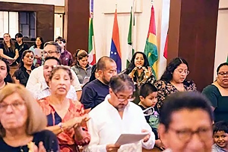 Con panderetas y maracas, aplausos y danzas, la IMU Epworth, en Gaithersburg, celebró el Domingo de Comunión Mundial con un culto bilingüe donde reconocieron el ministerio de la Revda. Pupo Ortíz cuyo ministerio ha ayudado a generaciones de personas a encontrar su lugar en la iglesia. Foto cortesía de la Conferencia Anual Baltimore-Washington.