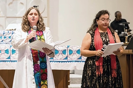 La Revda. Jennifer Fenner y Marcela Uberhuaga dirigieron la convocatoria al culto, escrita por la Revda. Yolanda Pupo Ortiz, que celebró la diversidad de pasos, voces, acentos e historias que se acercan a la mesa de Dios. Foto cortesía de la Conferencia Anual Baltimore-Washington.