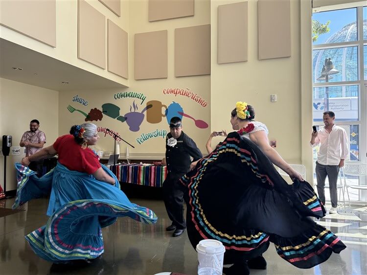 Jóvenes y adultas lucen trajes típicos latinoamericanos durante una celebración de la Herencia Hispana en San José, California, que destaca la riqueza cultural y la diversidad de las comunidades latinas. Foto cortesía de la Conferencia Anual California - Nevada.